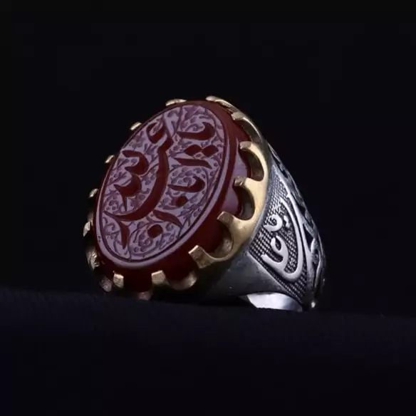 انگشتر مردانه عقیق سرخ نقش یااباعبدالله رکاب تاج برنجی اصل ( انگشتر مردانه )
