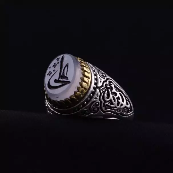 انگشتر مردانه عقیق کبود یمنی نقش علی علیه السلام رکاب تاج برنجی اصل ( انگشتر عقیق )