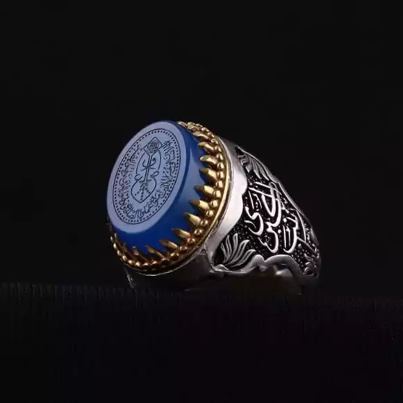 انگشتر مردانه عقیق آبی رکاب تاج برنجی نقش سوره عصر اصل ( انگشتر نقره )