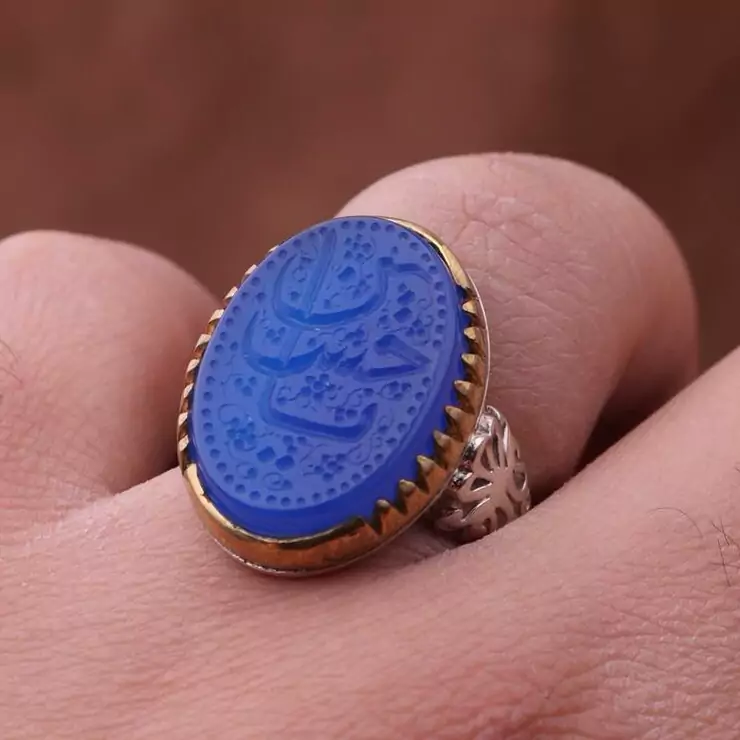 انگشتر عقیق آبی نقش یاحسین رکاب تاج برنجی مردانه اصل ( انگشتر مردانه )