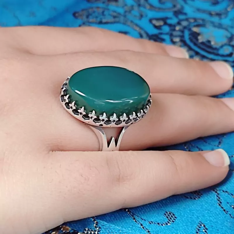 انگشتر عقیق سبز طرح نیزه مردانه