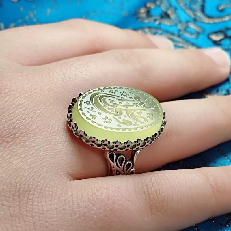 انگشتر علی ولی الله مردانه عقیق سبز کاهویی با رکاب طاووس
