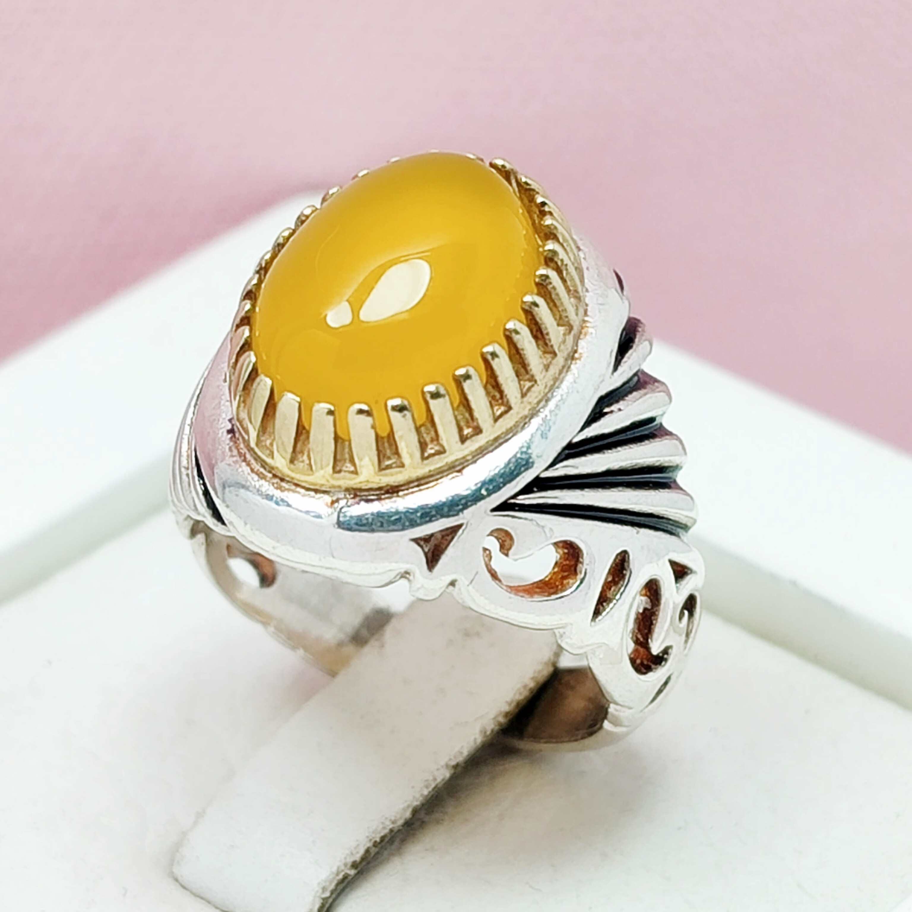 انگشتر مردانه عقیق زرد تاج طلایی