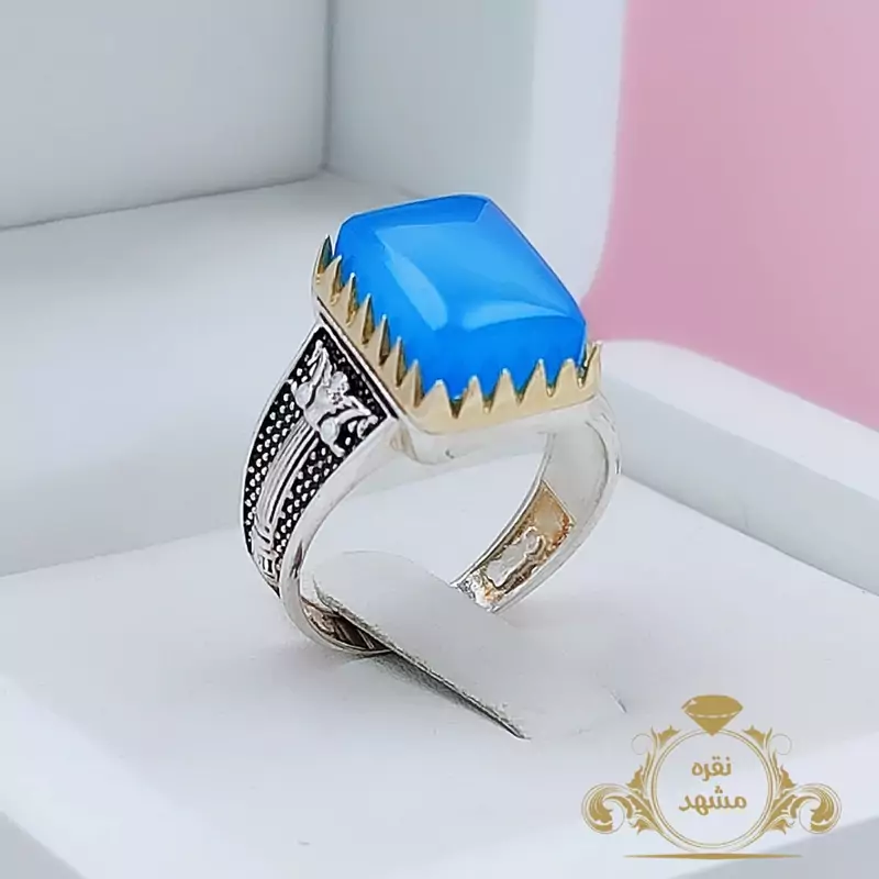 انگشتر چهار گوش عقیق آبی طرح ستون تخت جمشید (کد 7011)