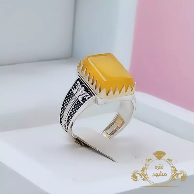 انگشتر چهار گوش عقیق زرد طرح ستون تخت جمشید (کد 7011)